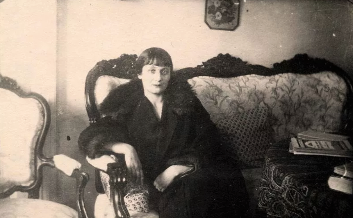 Анализ стихотворения ахматовой “музе (муза-сестра заглянула в лицо…)”. средства выразительности в произведении ахматовой «реквием»